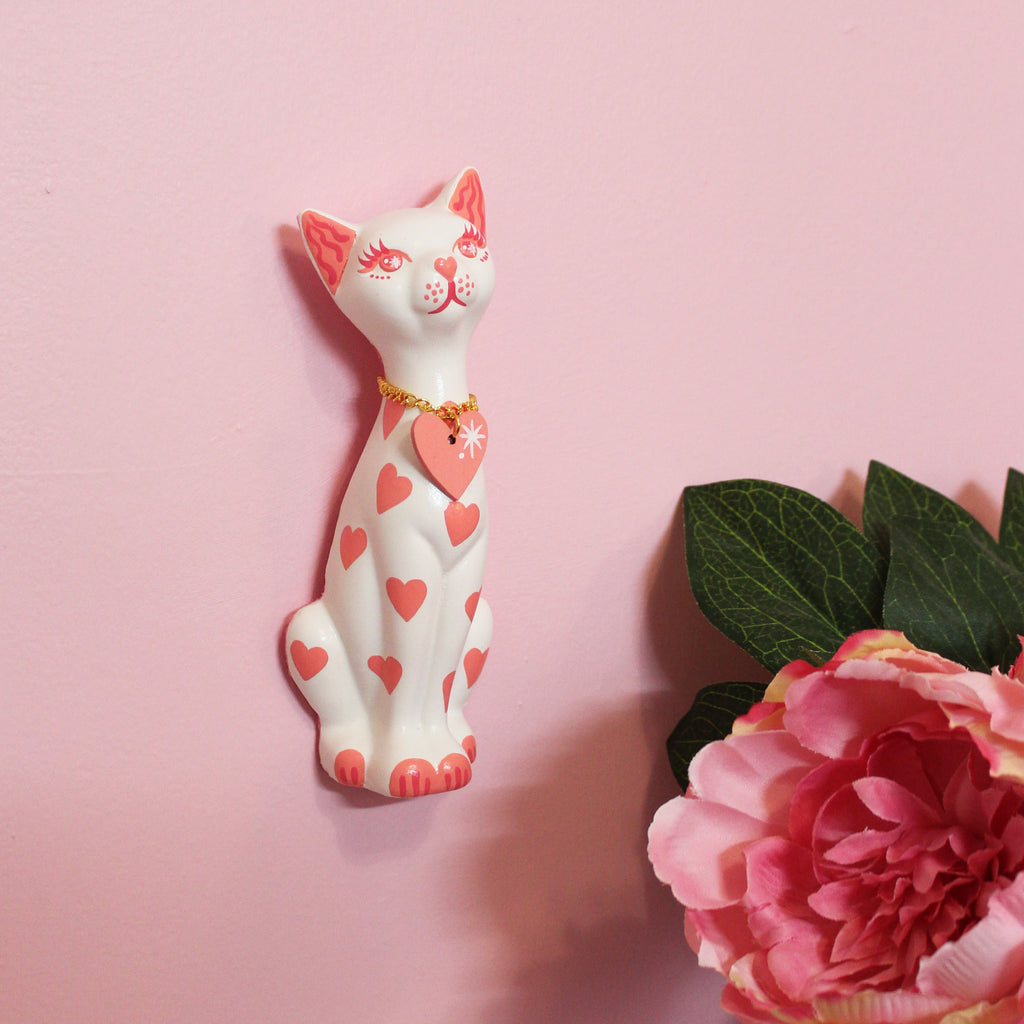 Valentines Kitschy Kitten Wall Hanging, White With Pink Hearts