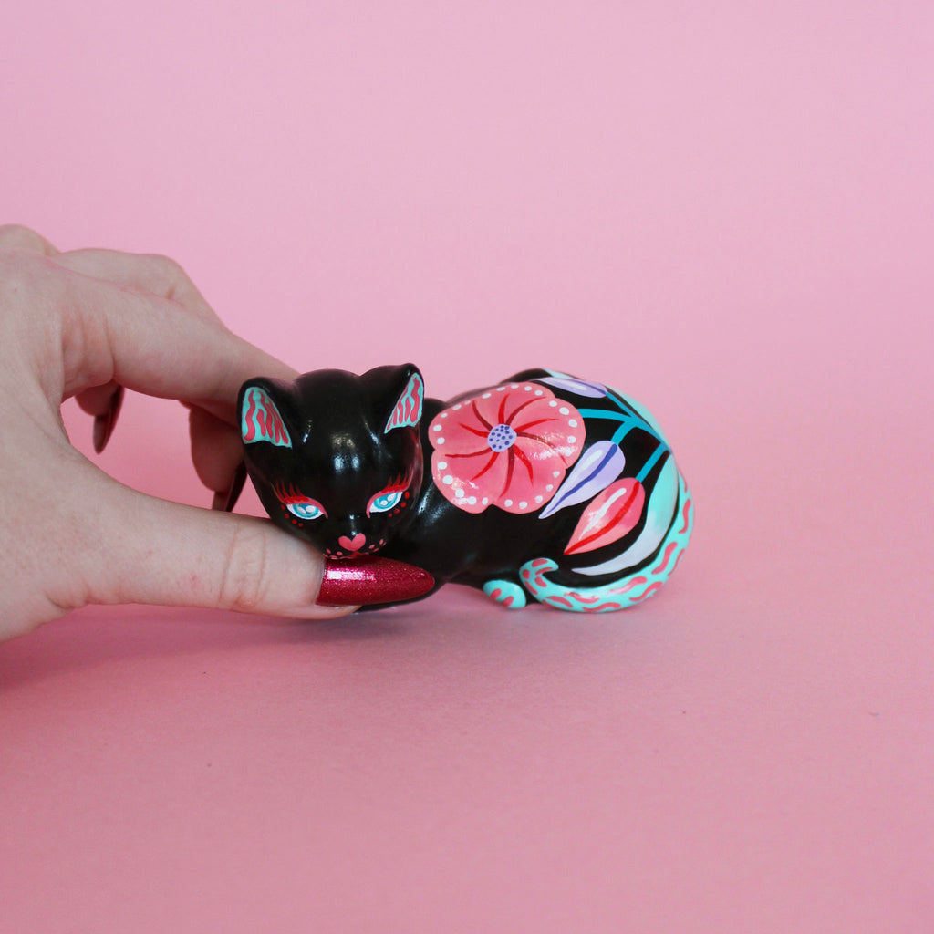 Small Loaf Kitschy Cat in Black