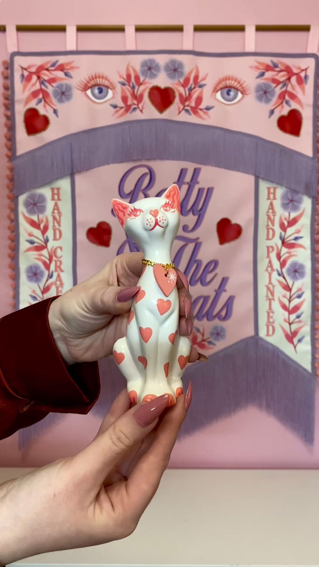 Valentines Kitschy Kitten Wall Hanging, White With Pink Hearts